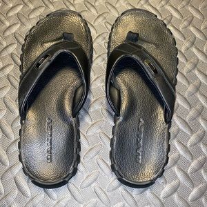Oakley black leather flip flop sandals Men’s Size 8